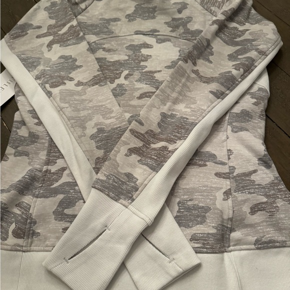 NWT Athleta Triumph Printed Hoodie - Medium - Picture 7 of 13